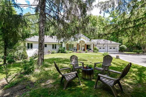 Private 4-Acre Retreat! Hot Tub, Sauna! 7 Min to Zionsville Village