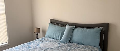 3 habitaciones, tabla de planchar con plancha, wifi y ropa de cama