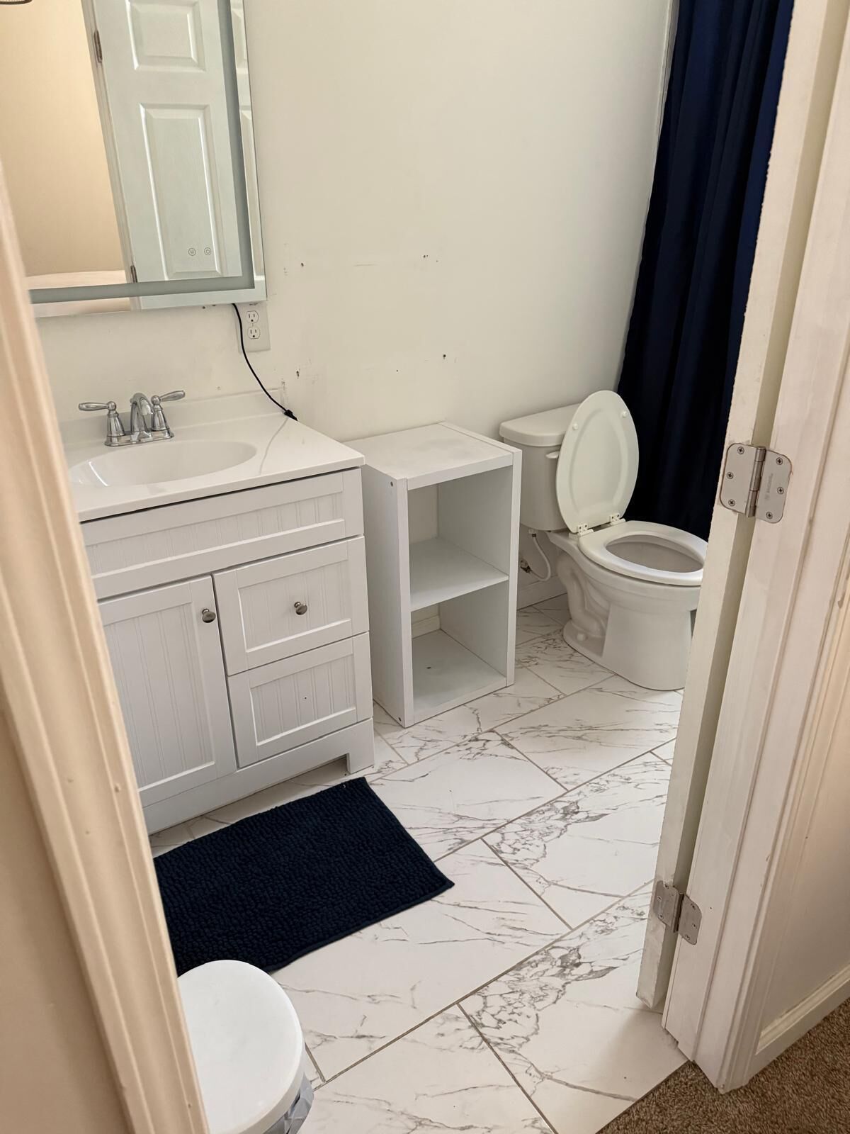 Regadera, toallas, jabón, papel de baño 