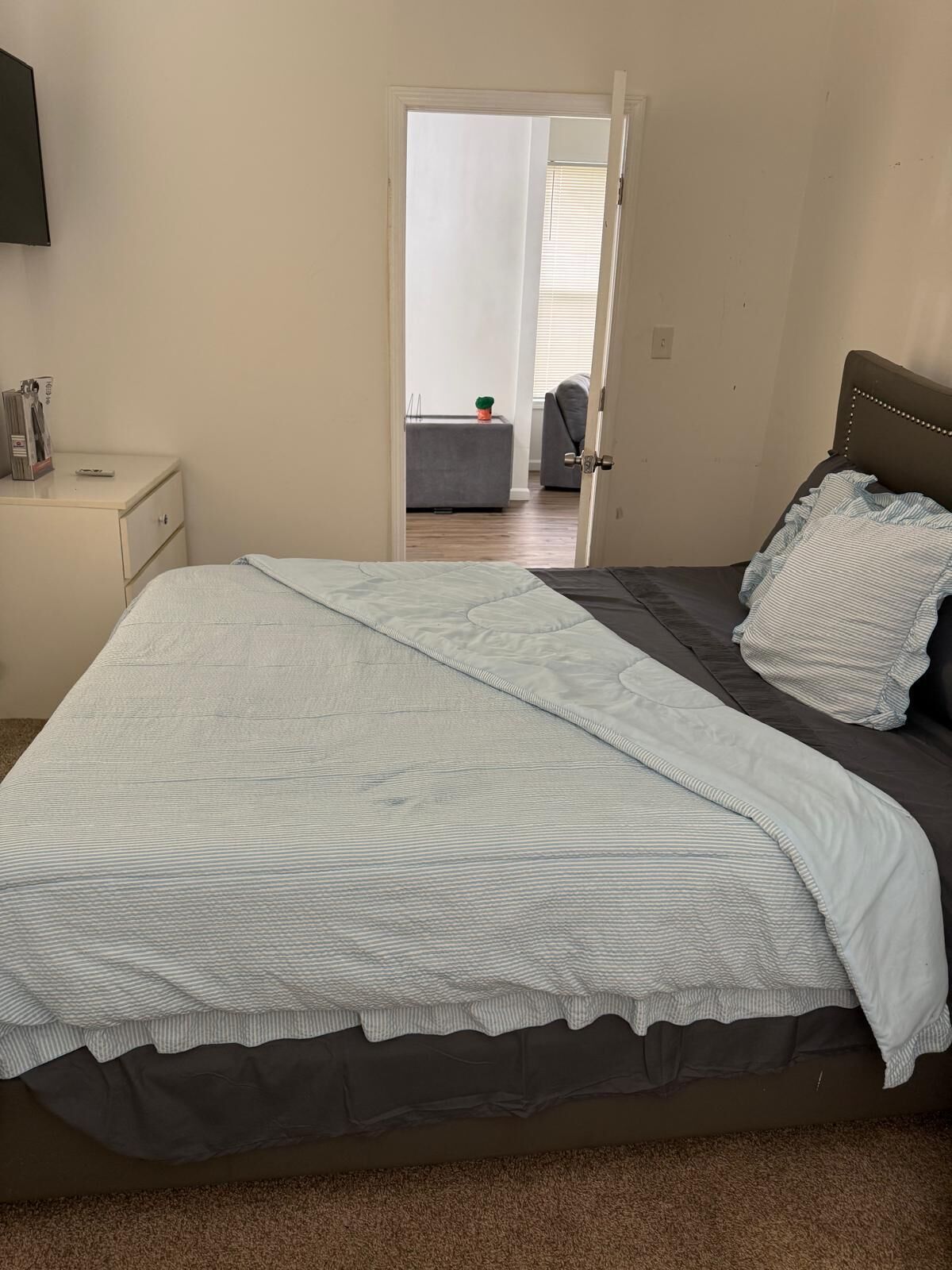 Tabla de planchar con plancha, wifi y ropa de cama 