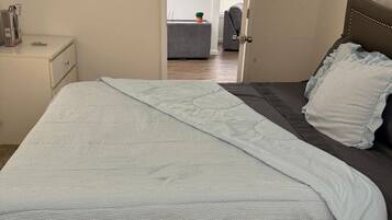 Tabla de planchar con plancha, wifi y ropa de cama