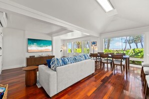 TV - Beachfront Executive Retreat - The Waimanalo Villa (Waimanalo)