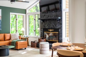 Smart TV, fireplace, video games - 7BR Fully Renovated Home w/ Hot Tub, Mini Golf. Sleeps 18! (McGaheysville)