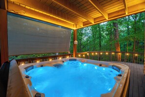 Outdoor spa tub - 7BR Fully Renovated Home w/ Hot Tub, Mini Golf. Sleeps 18! (McGaheysville)