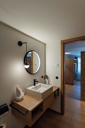 Shower, hair dryer, towels, soap - Münsterhus Josefs Alpine Lodge - Zimba four-bed room (Schruns)