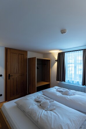 2 quartos, berço de viagem, Wi-Fi de cortesia, roupa de cama