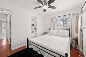 4 habitaciones, escritorio y tabla de planchar con plancha 