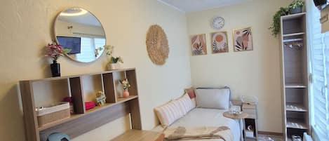 1 bedroom, bed sheets