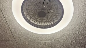 A circular skylight with a radial design and a textured ceiling. - Independent studio (Châlons-en-Champagne)