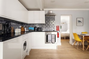 Microwave, oven, stovetop, toaster - 1BR in Oxford | Relaxing & Peaceful Living | ST (Oxfordshire)
