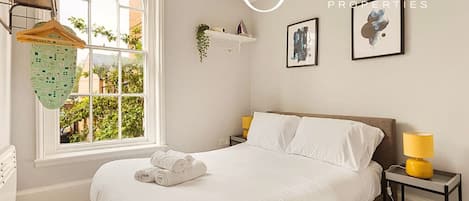 1 habitación, tabla de planchar con plancha, wifi gratis y ropa de cama