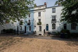 Exterior - 1BR Homey Feels | Near University | ST (Oxfordshire)