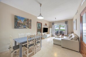 TV - Apartment 'Golf Y Costa' with Shared Pool, Wi-Fi and Air Conditioning (Cádiz)