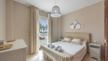 Een strijkplank/strijkijzer, wifi, beddengoed