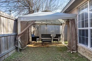 Outdoor dining - Spacious 2BR House, Steps from A&M - King - Patio (College Station)