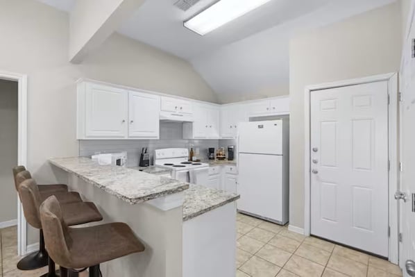 Fridge, microwave, oven, stovetop - Spacious 2BR House, Steps from A&M - King - Patio (College Station)