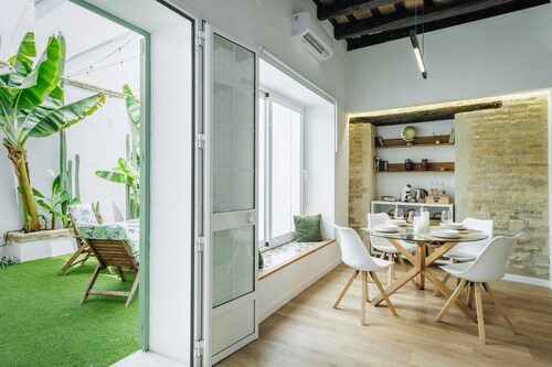 Country House 'Casa En El Centro De Arahal' with Private Terrace, Wi-Fi and Air Conditioning