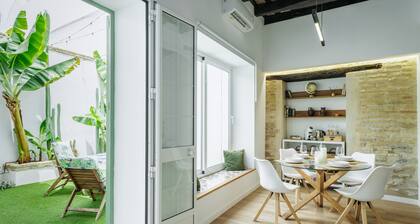Country House 'Casa En El Centro De Arahal' with Private Terrace, Wi-Fi and Air Conditioning