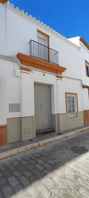 Exterior detail - Country House 'Casa En El Centro De Arahal' with Private Terrace, Wi-Fi and Air Conditioning (Arahal)