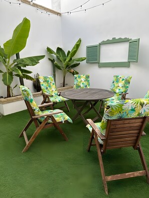 Outdoor dining - Country House 'Casa En El Centro De Arahal' with Private Terrace, Wi-Fi and Air Conditioning (Arahal)