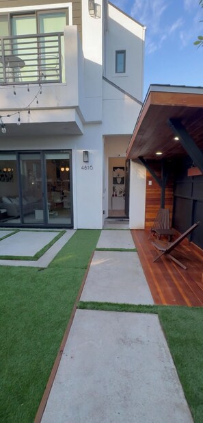 Exterior - A serene setting perfect for relaxation just moments away from Playa Vista. (Culver City)