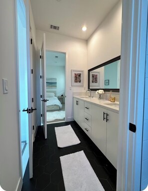 3 bedrooms, iron/ironing board, Internet, bed sheets - A serene setting perfect for relaxation just moments away from Playa Vista. (Culver City)