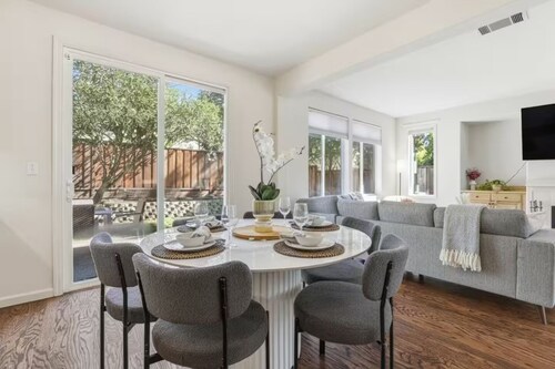 Modern Spacious 3 BD/2.5 BA / King Suite / Office