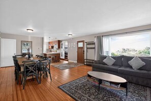 Living area - Relaxing 4 bedroom - Full Kitchen & Dining - BART (El Cerrito)