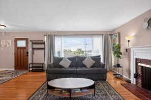 Living area - Relaxing 4 bedroom - Full Kitchen & Dining - BART (El Cerrito)