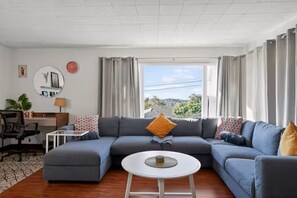 Living area - Relaxing 4 bedroom - Full Kitchen & Dining - BART (El Cerrito)