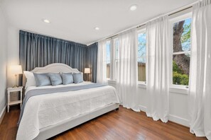 4 bedrooms, WiFi, bed sheets - Carriage Haus - Hot Tub & Steps from Marketplatz (Fredericksburg)