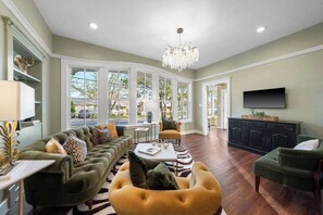 TV, offices - Carriage Haus - Hot Tub & Steps from Marketplatz (Fredericksburg)