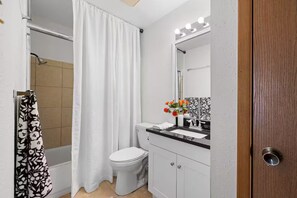 Hair dryer, towels, soap, shampoo - Sophisticated 2BR by TAMU / King / Washer & Dryer (College Station)