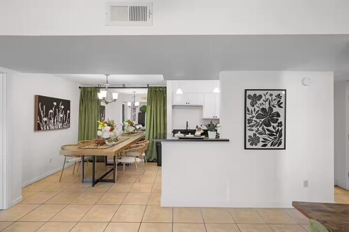 Sophisticated 2BR by TAMU / King / Washer & Dryer