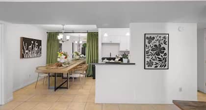 Sophisticated 2BR by TAMU / King / Washer & Dryer