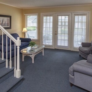 Living area - Cozy 2-bedroom condo in gorgeous Hilton Head Island (Hilton Head Island)