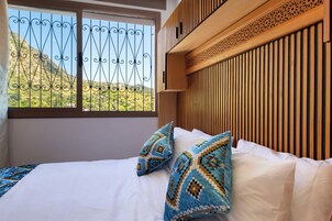 Ropa de cama de alta calidad, sistema de insonorización y wifi gratis 