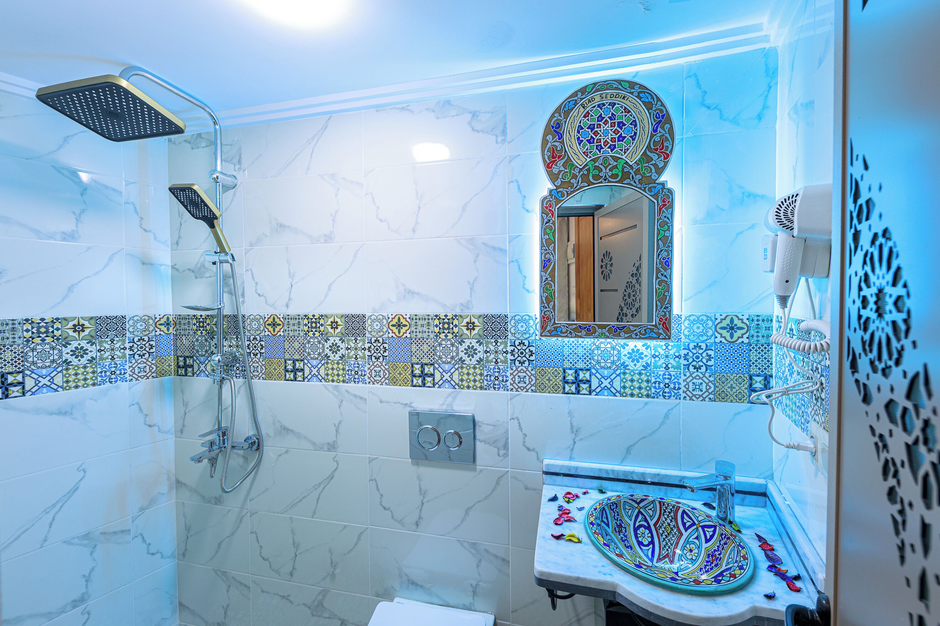 Douche, articles de toilette gratuits, bidet, serviettes fournies