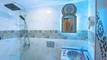 Douche, articles de toilette gratuits, bidet, serviettes fournies
