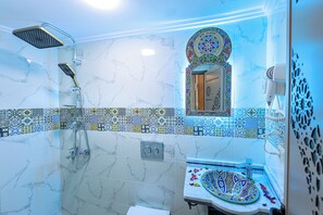 Shower, free toiletries, bidet, towels - Riad Seddiki (Chefchaouen)