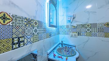 Superior Double or Twin Room, Mountain View | Bathroom