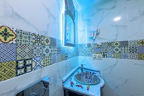 Superior kamer, 1 twee- of 2 eenpersoonsbedden, uitzicht op bergen | Badkamer