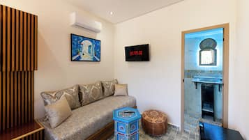 Superior Double or Twin Room, Mountain View | Living area