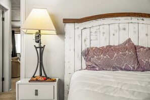 2 bedrooms, WiFi, bed sheets - Sleep Easy in the Heart of Avon (Avon)