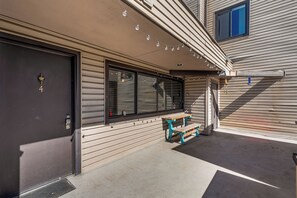 Outdoor dining - Sleep Easy in the Heart of Avon (Avon)