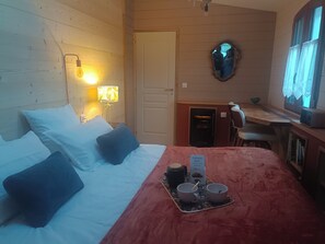 1 bedroom, iron/ironing board, WiFi, bed sheets - Studio cocoon wood & design - near GR + Le Palais + Plage (Le Palais)