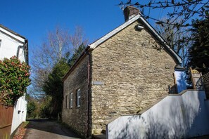 A stone building with a sloped roof, a small window, and a door. - Ty Mari Crydd, Eglwyswrw (Eglwyswrw)