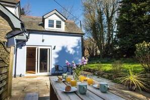Outdoor dining - Ty Mari Crydd, Eglwyswrw (Eglwyswrw)