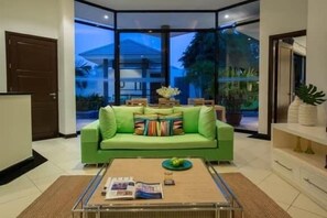 TV - Tropical Comfort Meets Exceptional Value (Ko Samui)