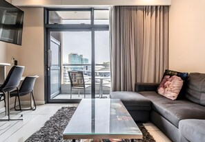 TV - Luxury Stay in the Heart of Menlyn Maine 813 Safe, Central, and Sophisticated (Pretoria)